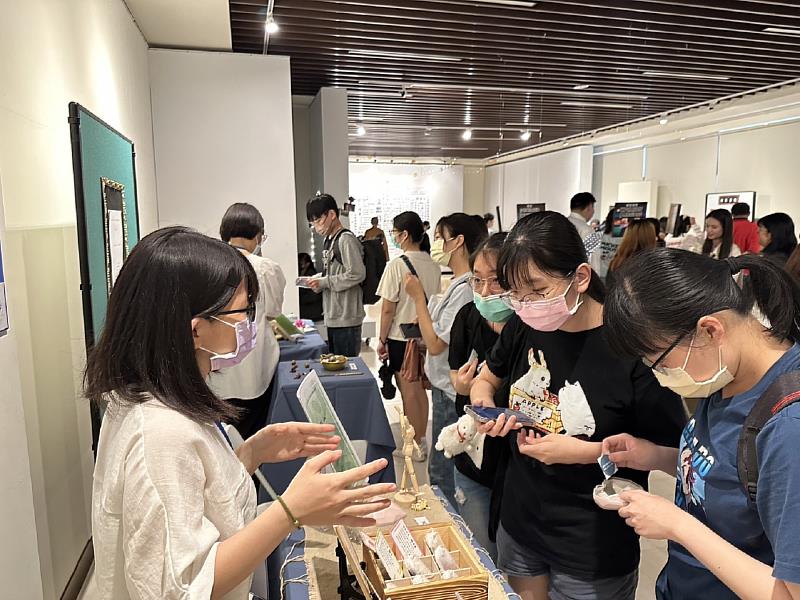 南華大學文學系舉辦「文思特廣」畢業展，吸引許多同學前往觀展。