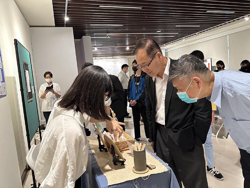 南華大學文學系舉辦「文思特廣」畢業展，創作學生向林辰璋副校長及師長介紹作品。