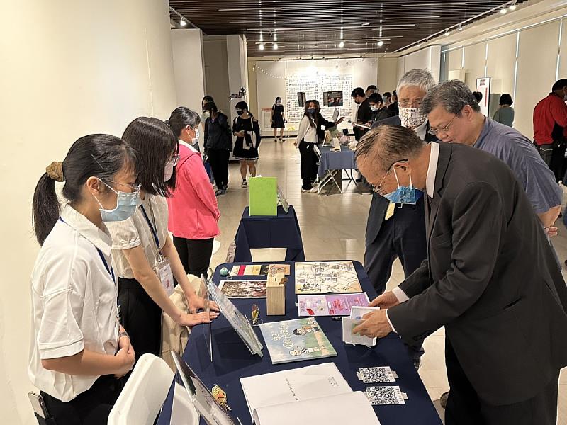 南華大學文學系舉辦「文思特廣」畢業展，創作學生向林聰明校長及師長介紹作品。