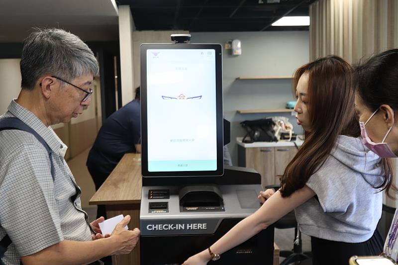 楊光磊博士體驗籌建的實習旅館軟體設備的Check in 過程。