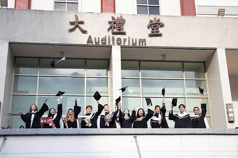 世新大學畢業生開心慶祝邁向人生新階段。（世新大學提供）