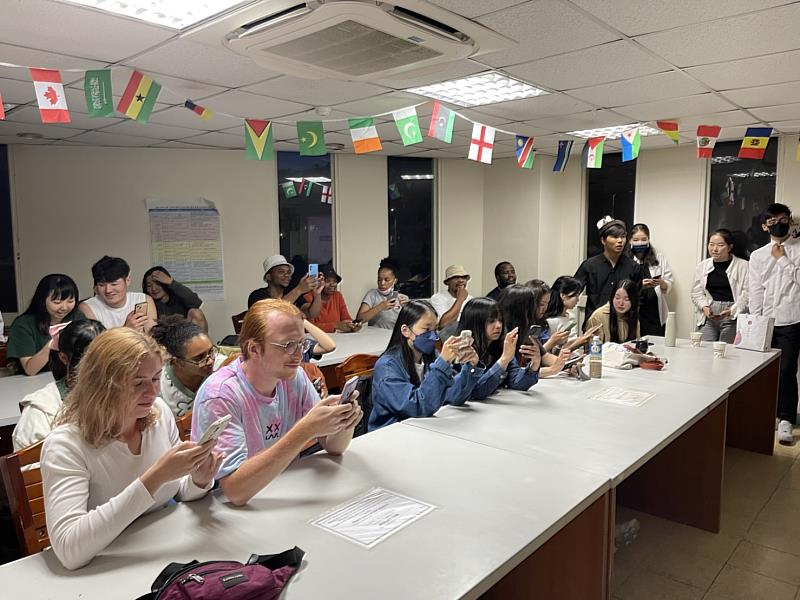 現場參與同學進行Kahoot!互動與交流。