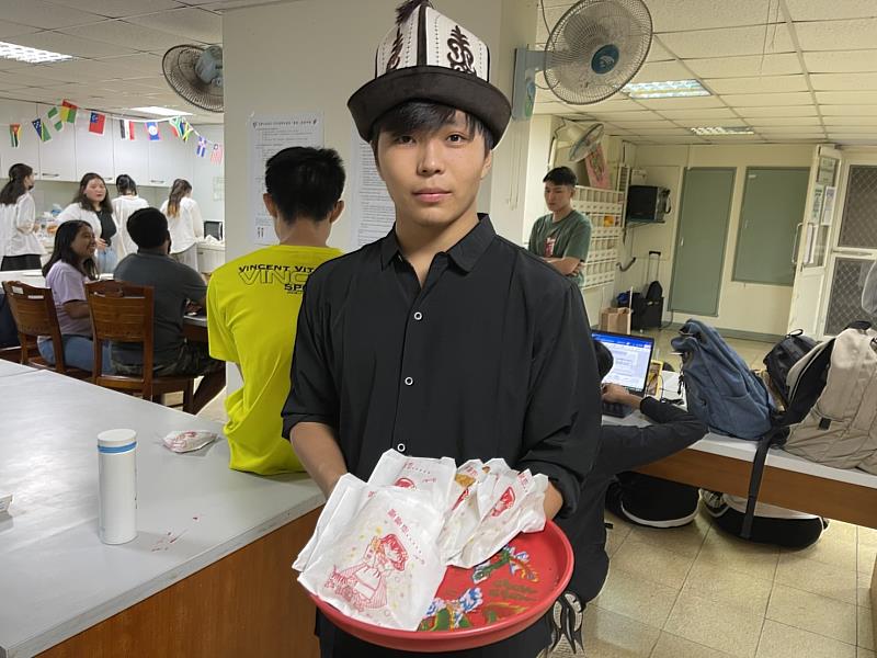 吉爾吉斯坦同學配戴當地具代表特色傳統帽飾。