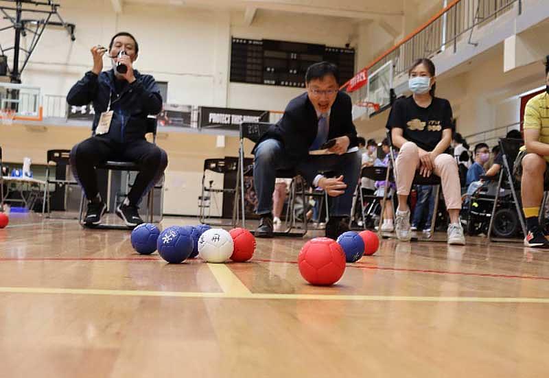 世新大學學務長胡全威體驗地板滾球。（世新大學提供）