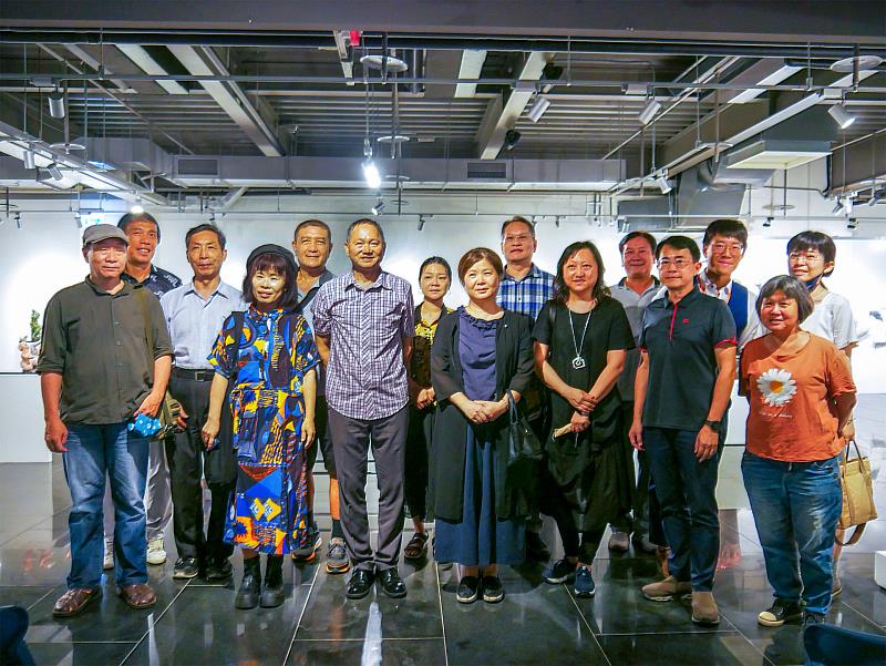 《祝福—游忠平雕塑個展》藝術家游忠平，與貴賓合影留念，開幕茶會圓滿成功