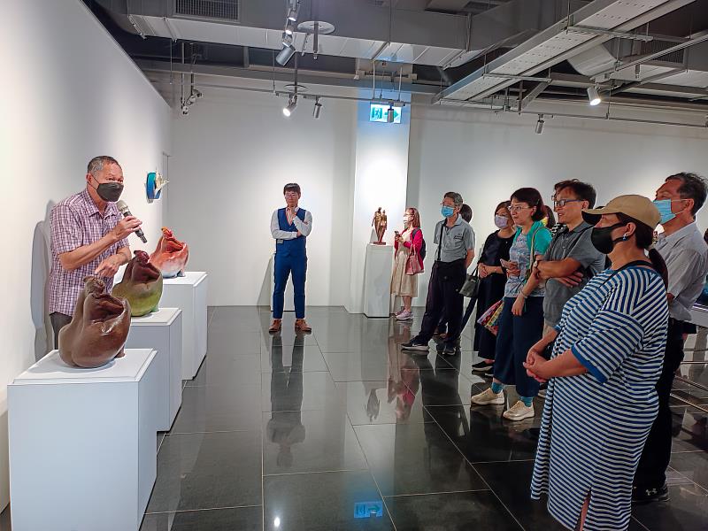 《祝福—游忠平雕塑個展》藝術家游忠平(右)，展場親自導覽，作品的每一個角度都呈現不同的景象與感受