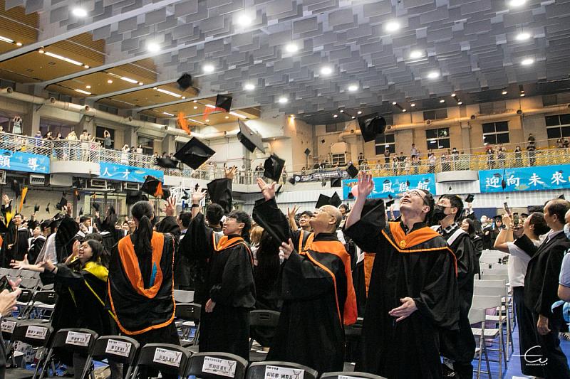 畢業生帶著滿滿回憶拋學位帽慶賀畢業