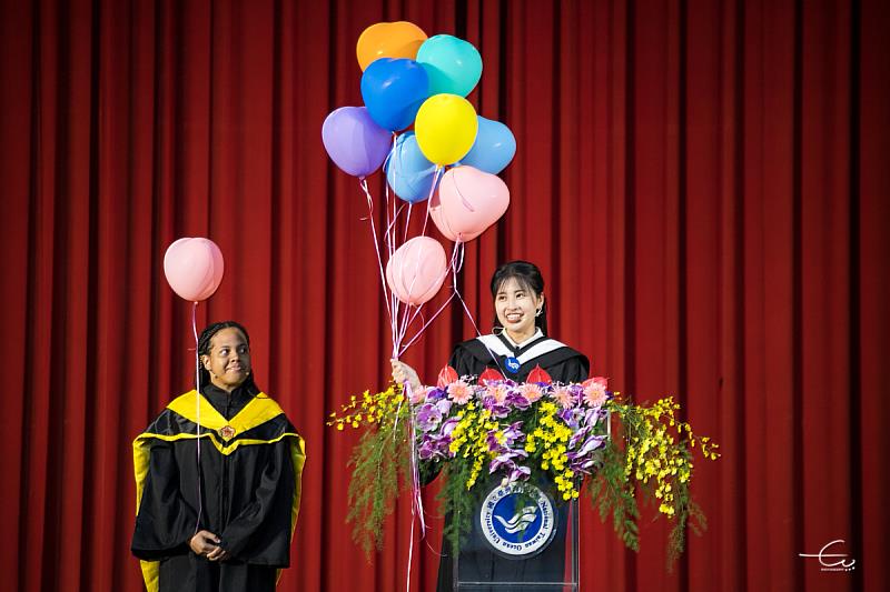 致詞代表法政系王韻婷同學與來自聖文森的海生所魏珍言(Janika Afisha Williams)同學