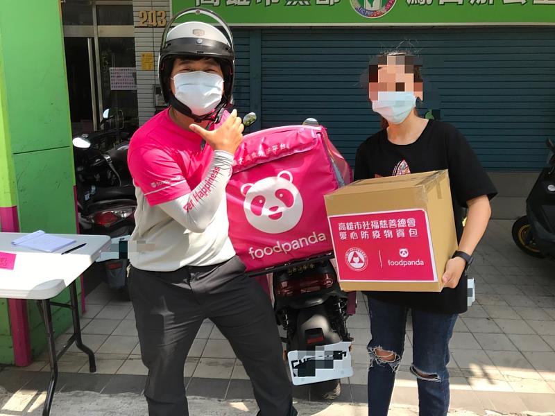 與平台合作宅配雄愛心物資包給服務對象(圖高雄市社福慈善總會提供)