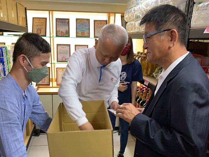 頂新和德文教基金會創辦人魏應充體驗雄愛心物資包撿貨流程(圖頂新和德文教基金會提供)