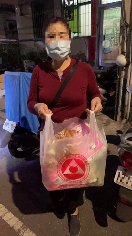 服務對象領取雄愛心物資包(圖高雄市社福慈善總會提供)