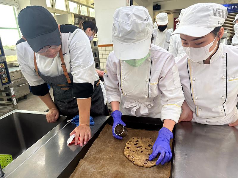 嘉藥餐旅系同學手工製作充滿愛的手工餅乾