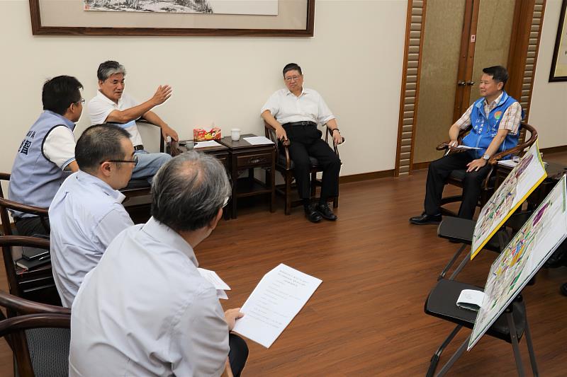 新竹縣政府工務處長江良淵（右起）、新竹縣長楊文科、內政部前部長李鴻源、縣議員吳旭智、教授游景雲、教授葛宇甯會談