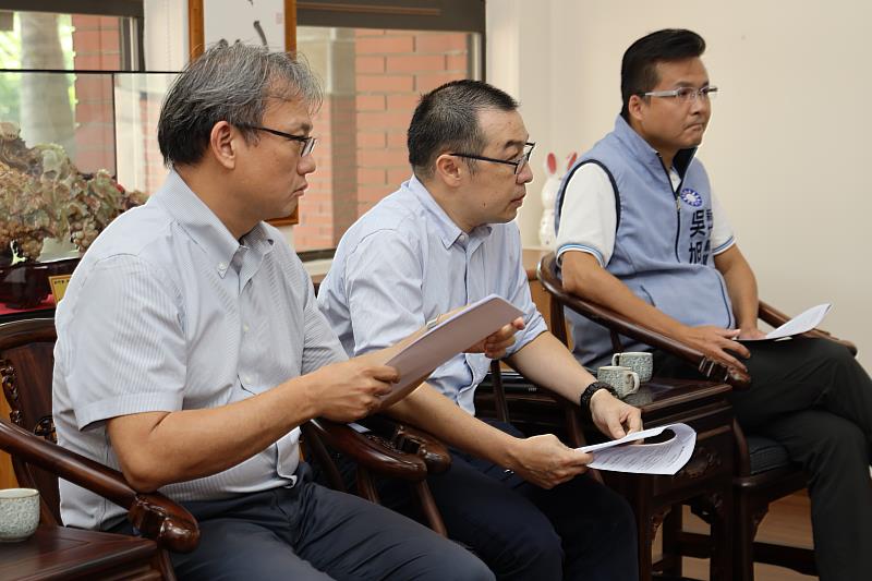 台大教授葛宇甯（左起）、游景雲與縣議員吳旭智