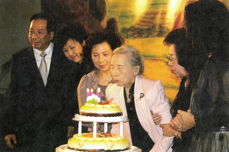 郭雪湖遺孀林阿琴（右3）代表郭雪湖於「時代的優雅──郭雪湖百歲回顧展」開幕式現場慶生，郭松年先生伉儷（左1、左2）同在場