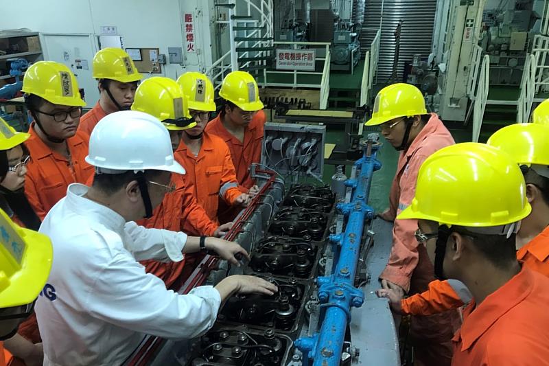 學生於輪機實習工廠學習船上各種機械的運作與維修