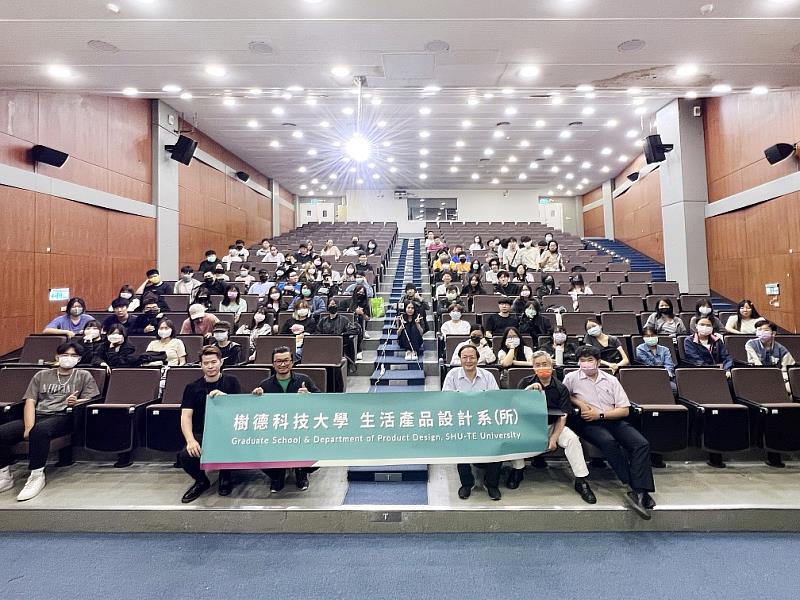 圖説三：易瑋勝總監與師生開心合影