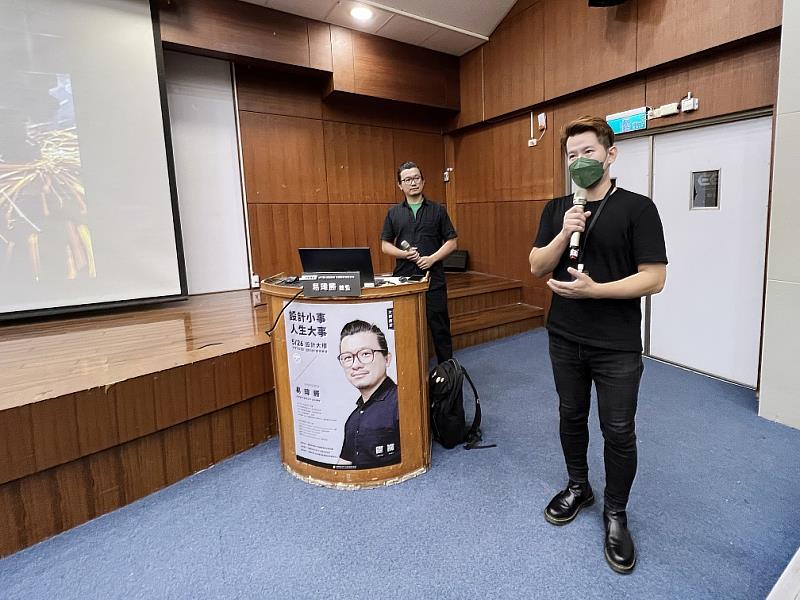 圖説五：傅首僖老師（右）為大師講堂開場