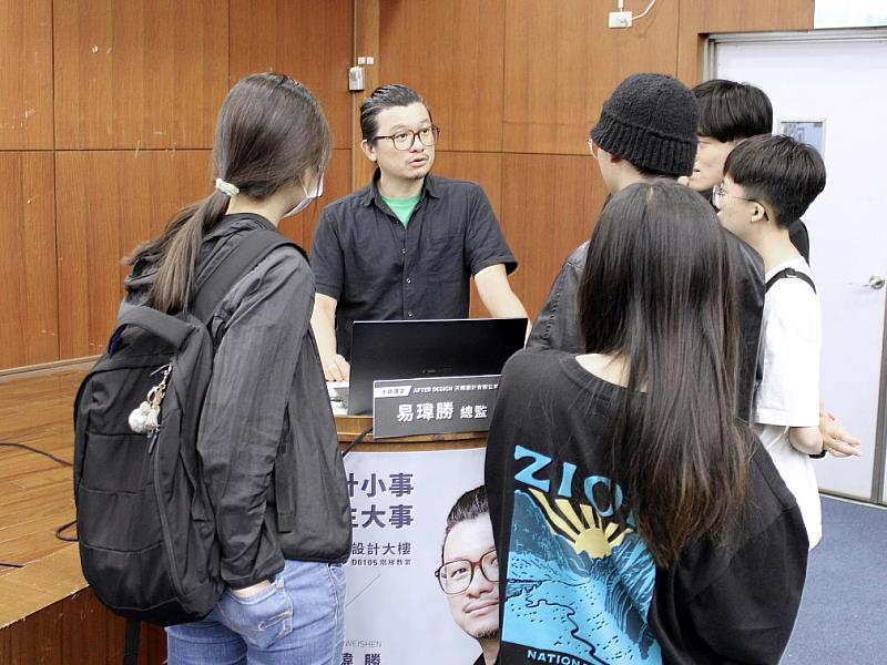 圖説四：學生會後熱烈與易瑋勝總監互動