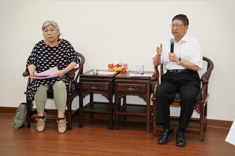 楊縣長向自救會成員(左)強調傾聽縣民不同心聲，允諾3個月內完成重新總檢討評估報告，給縣民最好的交代。