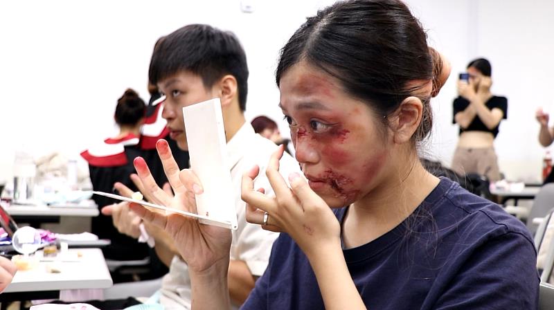 世新學生發揮創意為彼此化上特殊妝容。（世新大學提供）