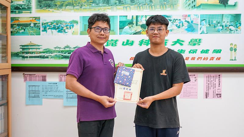 崑大楊泰和學務長(左)頒獎予體重組第一名學生