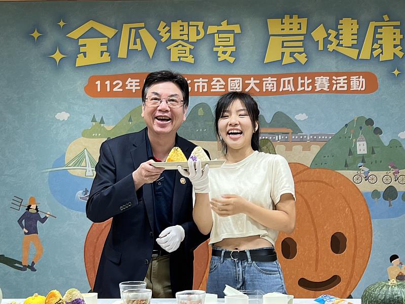 劉和然化身為料理長與新北青農聯誼會長盧苡甄一起使用南瓜製作飯糰