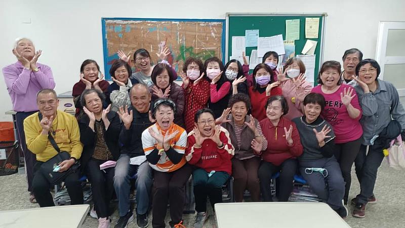 永康社大陳美麗老師開設愛笑人生課程，帶領學員進行愛笑瑜珈