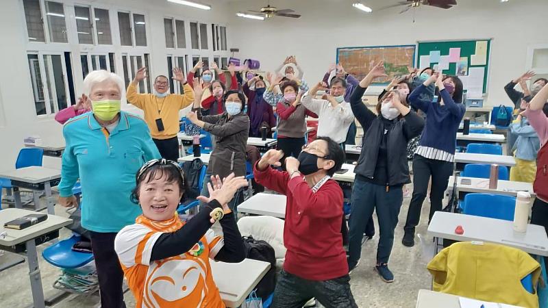 永康社大陳美麗老師開設愛笑人生課程，帶領學員進行愛笑瑜珈