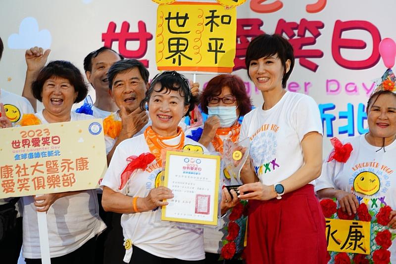 永康社大陳美麗老師(前排左1)帶領學員上台領獎
