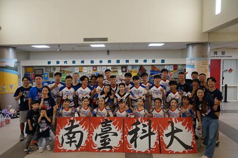 南臺科技大學競技啦啦隊競賽選手與畢業學長姐、教練合影。