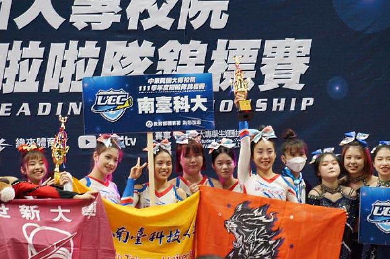 南臺科技大學競技啦啦隊榮獲一般女生4-5人組第四名。(由左至右)阮詠淳、侯怡貞、葉晞、高至音、顏嘉葳。