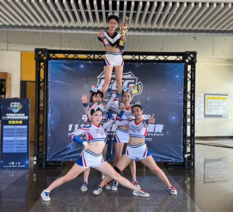 南臺科技大學競技啦啦隊榮獲一般女生4-5人組第四名。