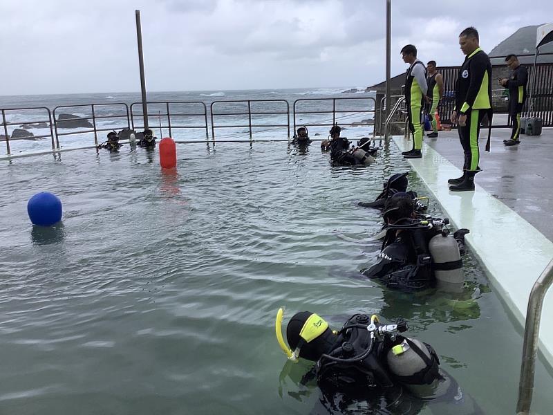 訓練課程內容包含有定標搜索法、救援法、拖曳法以及潛伴制度、搜救技能等各項潛水搜救操作
