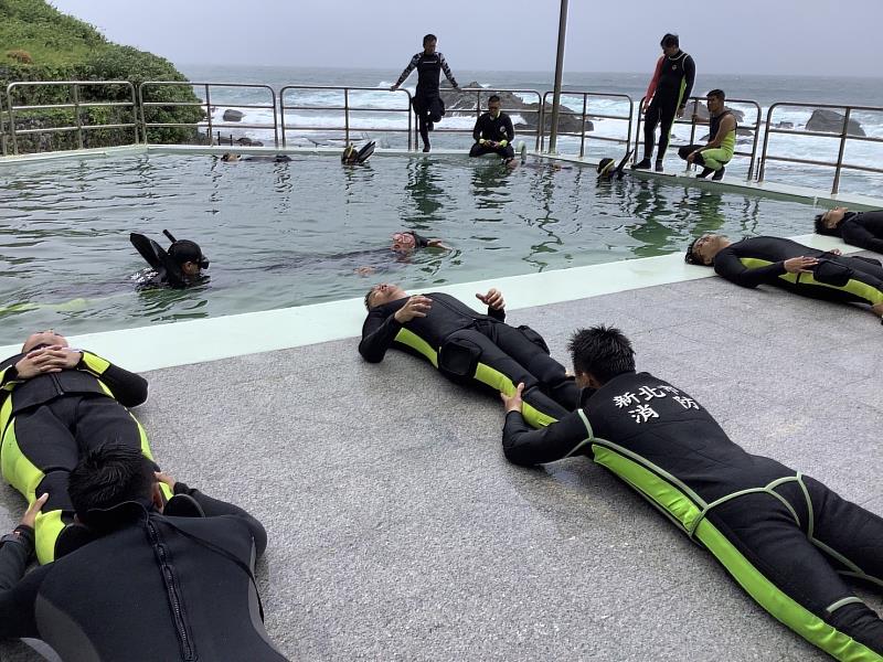 訓練課程內容包含有定標搜索法、救援法、拖曳法以及潛伴制度、搜救技能等各項潛水搜救操作