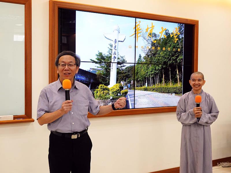 華梵大學簡江儒教務長（左）介紹華梵大學特色，由佛教藝術學系三年級越南學生釋妙峨翻譯成越文。