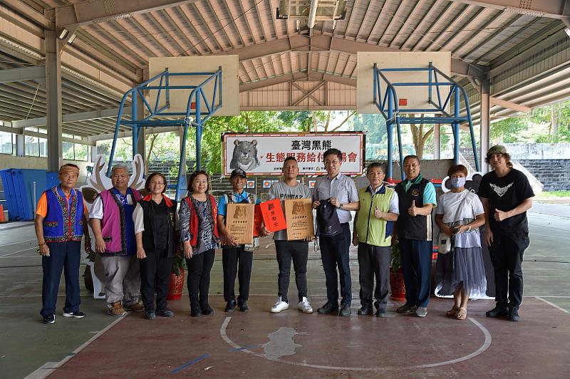 林務局林華慶局長(右5)親自頒發「協助救傷獎勵金」給黃姓父子，感謝部落族人對黑熊保育的貢獻！