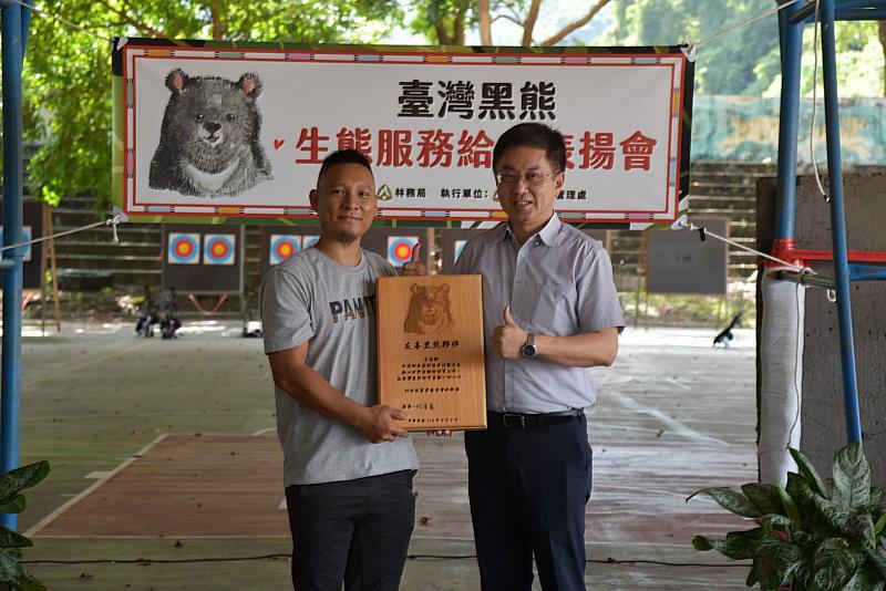 林務局林華慶局長(右)親自頒發「協助救傷獎勵金」，感謝部落族人對黑熊保育的貢獻！