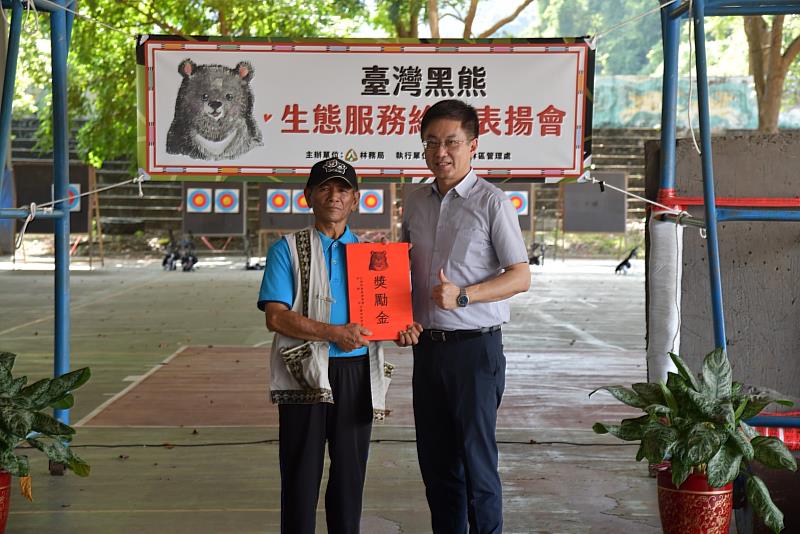 林務局林華慶局長(右)親自頒發「協助救傷獎勵金」，感謝部落族人對黑熊保育的貢獻！