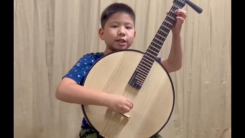 青苗組創意獎得主鄭皓允，只有二年級，卻運用月琴自彈自唱，表現可圈可點。