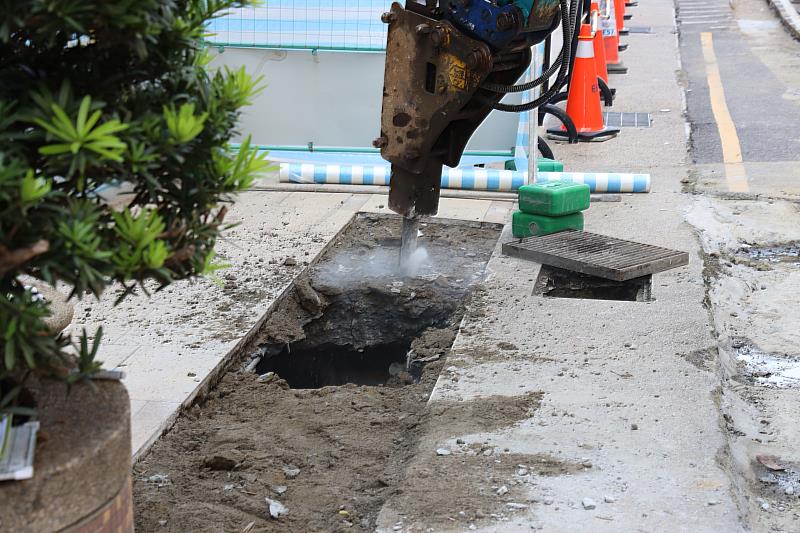 開挖天坑旁人行道