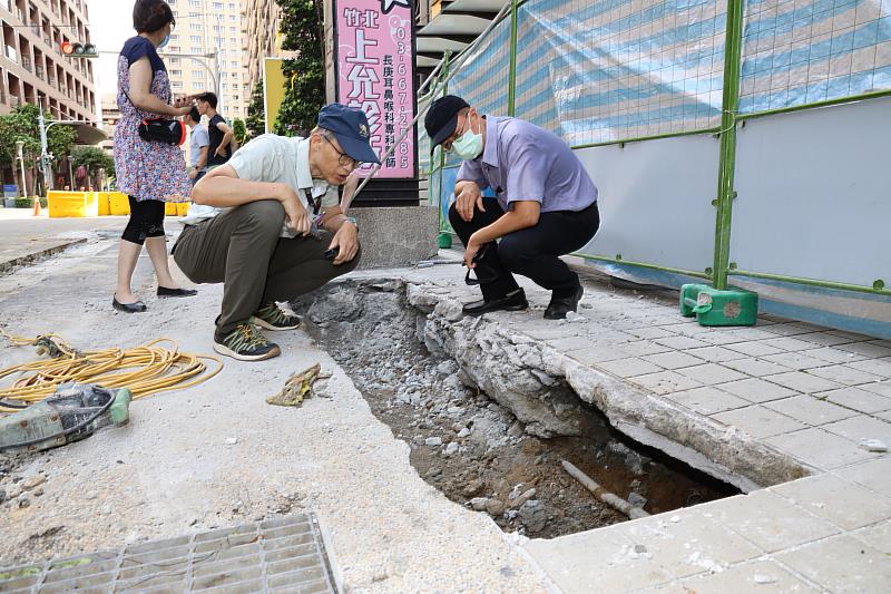 土木技師陳鴻輝（左）與建築師李謝嵐（右）現勘孔洞