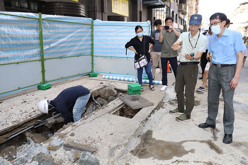 縣府工務處建築管理科長涂添惇（右１）與土木技師陳鴻輝（右２）現勘
