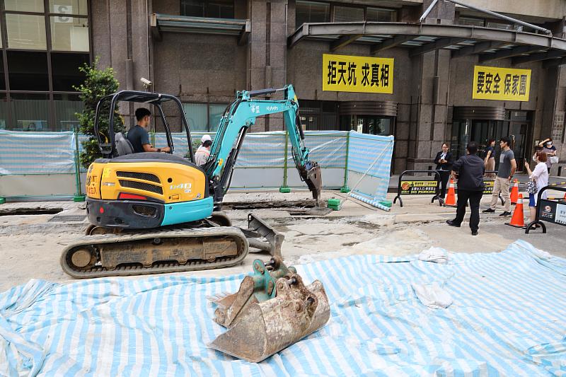 開挖天坑旁人行道