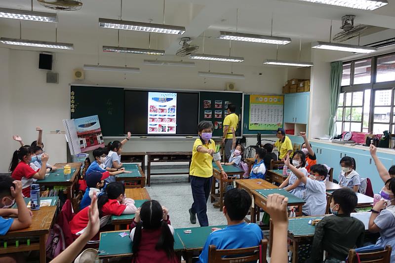 板橋林家花園說故事志工帶領後埔國小學童，透過繪本認識板橋林家花園及迪毅堂並了解保護文化資產的重要性。
