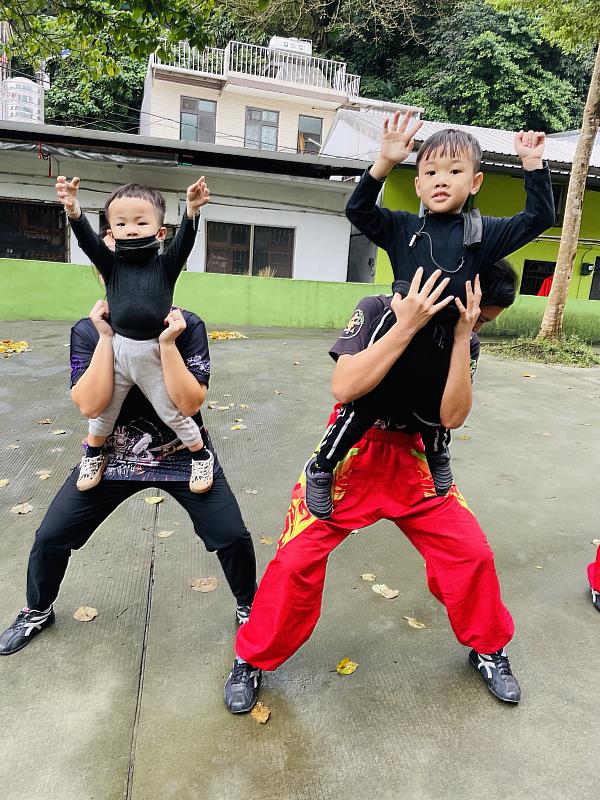 基隆長興呂師父龍獅團注重傳承，同吃同住儼然一個大家族，彼此互動合作，圖為大朋友帶小朋友一起操練的情況，本次演出亦會有大獅、小獅共演，歡迎625至宜蘭傳藝園區欣賞演出。照片提供：基隆長興呂師父龍獅團提供