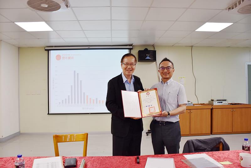 南華大學林辰璋副校長(左)率學生至「亞帝歐光電(股)公司」參訪，並致贈感謝狀予廖書尉董事長(右)。