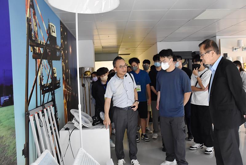 南華大學林辰璋副校長(右)率學生至「亞帝歐光電(股)公司」參訪，廖書尉董事長(左)親自解說。