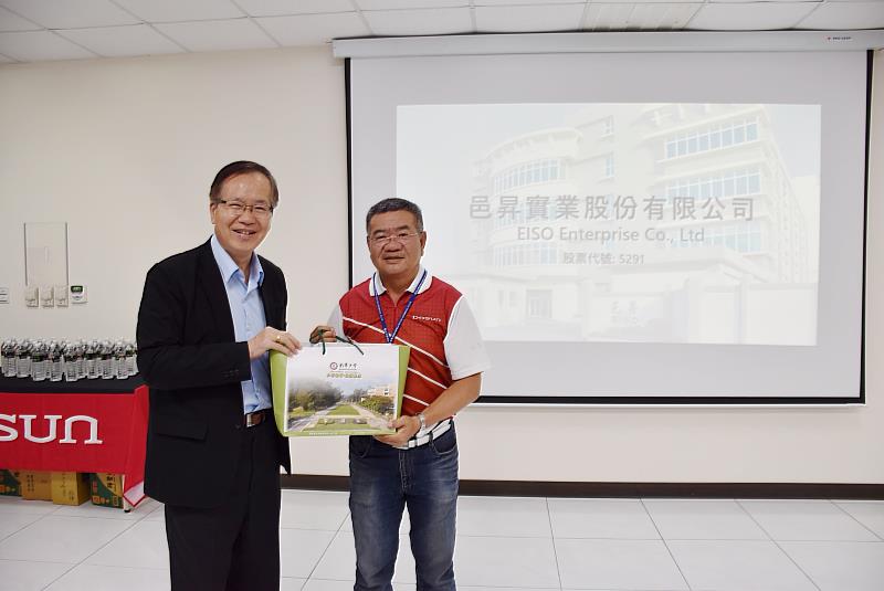 南華大學林辰璋副校長(左)率學生至「邑昇實業股份有限公司」參訪，致贈紀念品予簡榮坤董事長(右)。