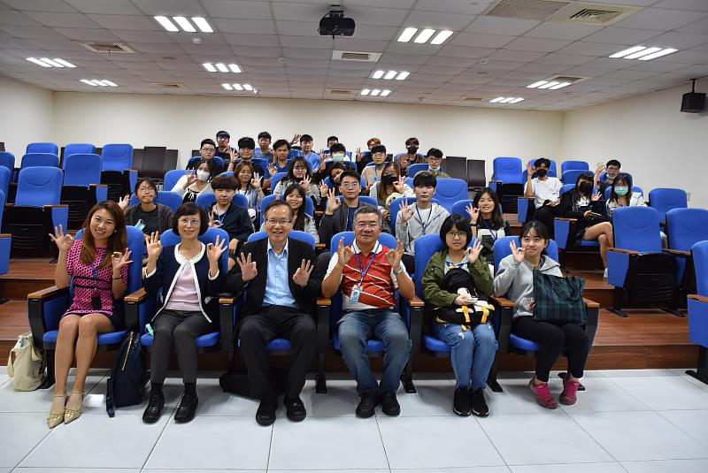 南華大學林辰璋副校長(左3)率學生至「邑昇實業股份有限公司」參訪，與簡榮坤董事長(右3)合影。